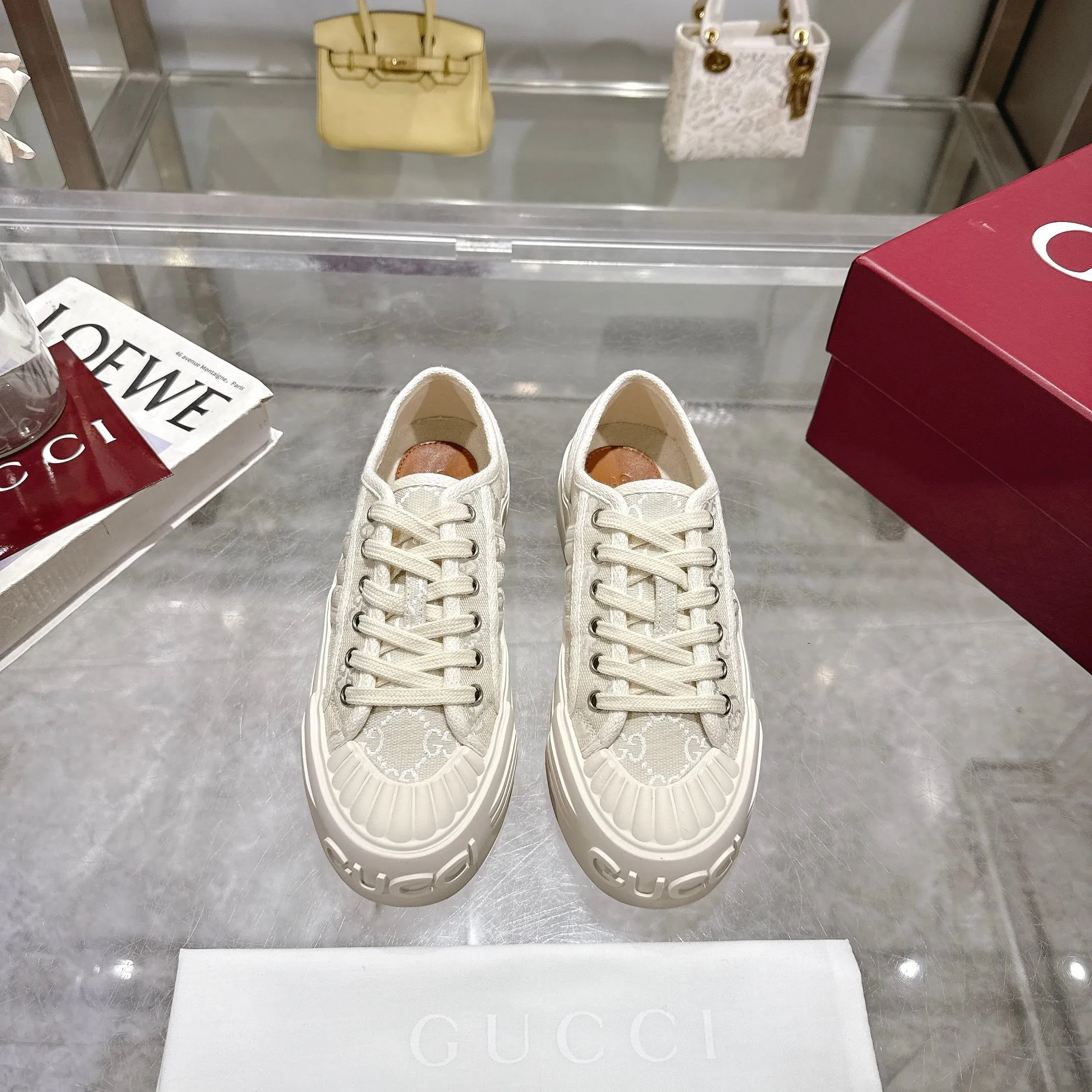 👟👟Ex-factory price 480👟👟 Crafted with iconic GG canvas❤, it cleverly combines spot design and modern aesthetics💋. The bold and avant-garde gallery shape is paired with "Gucci printed embossed rubber sole🌹, creating a dazzling item with full personality👏 and comfortable to wear." The original 1:1 molded sole looks like Huawei's chrysanthemum LOGO at first glance. 👍It is not on the same level as the high-protruding fake soles on the market👏✔️Full set packaging, size 35-4,